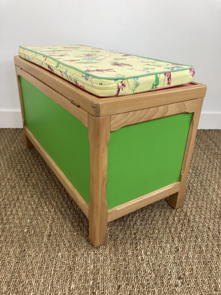 Coffre à jouets en hêtre restauré avec panneaux verts et coussin vintage, vue arrière