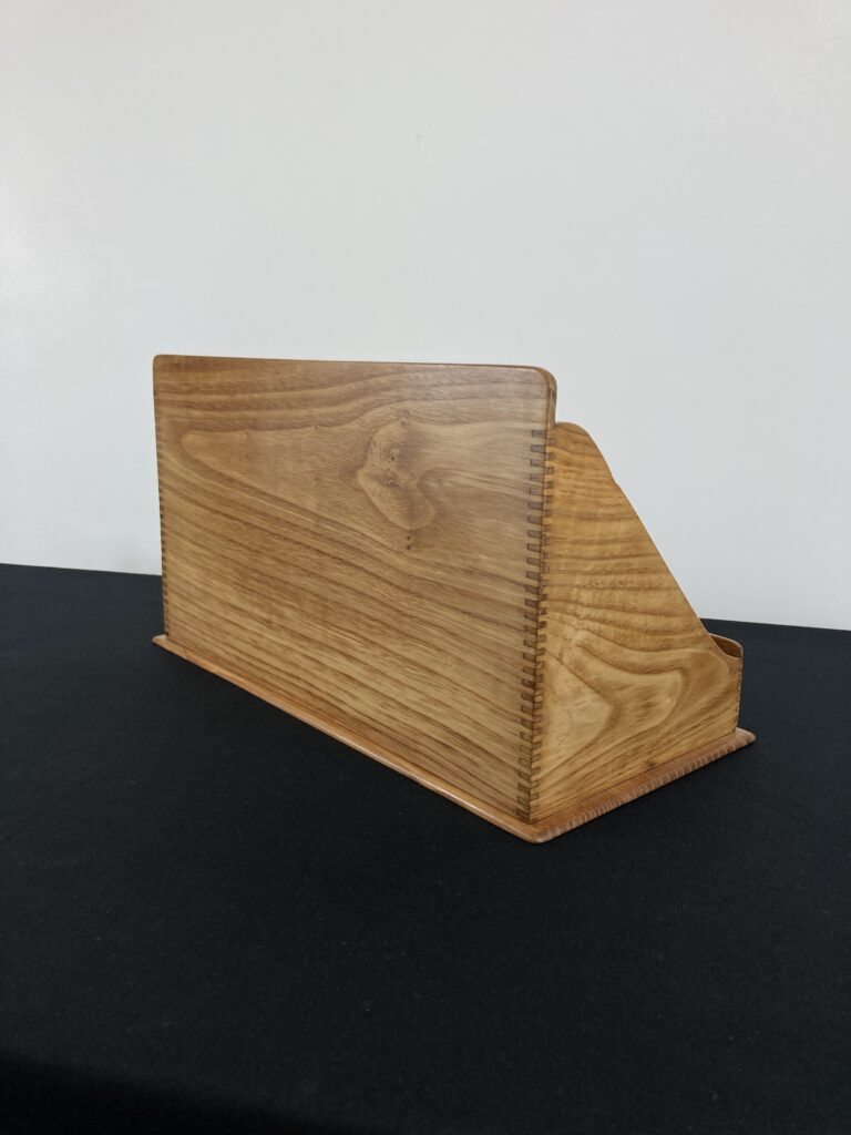 Trieur de bureau ancien en bois, vue arrière de trois quarts