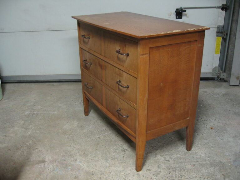 Commode en chêne avant restauration vue de trois quarts