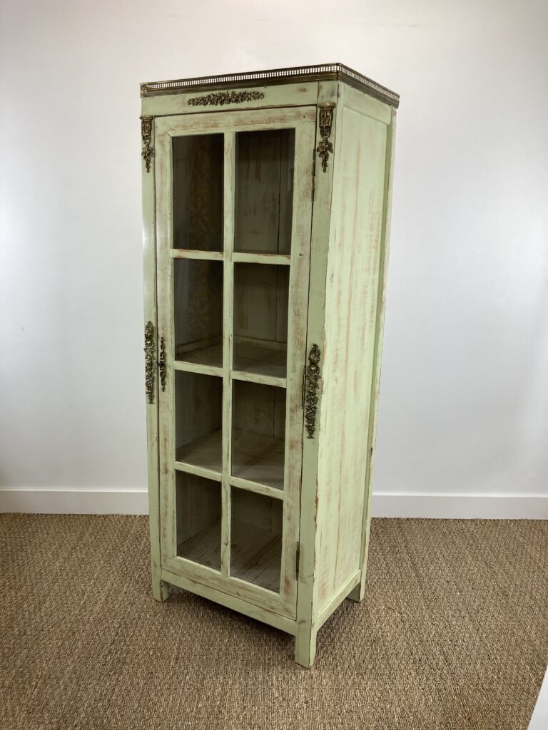 Armoire vitrine ancienne en sapin massif restaurée, vue de trois quarts