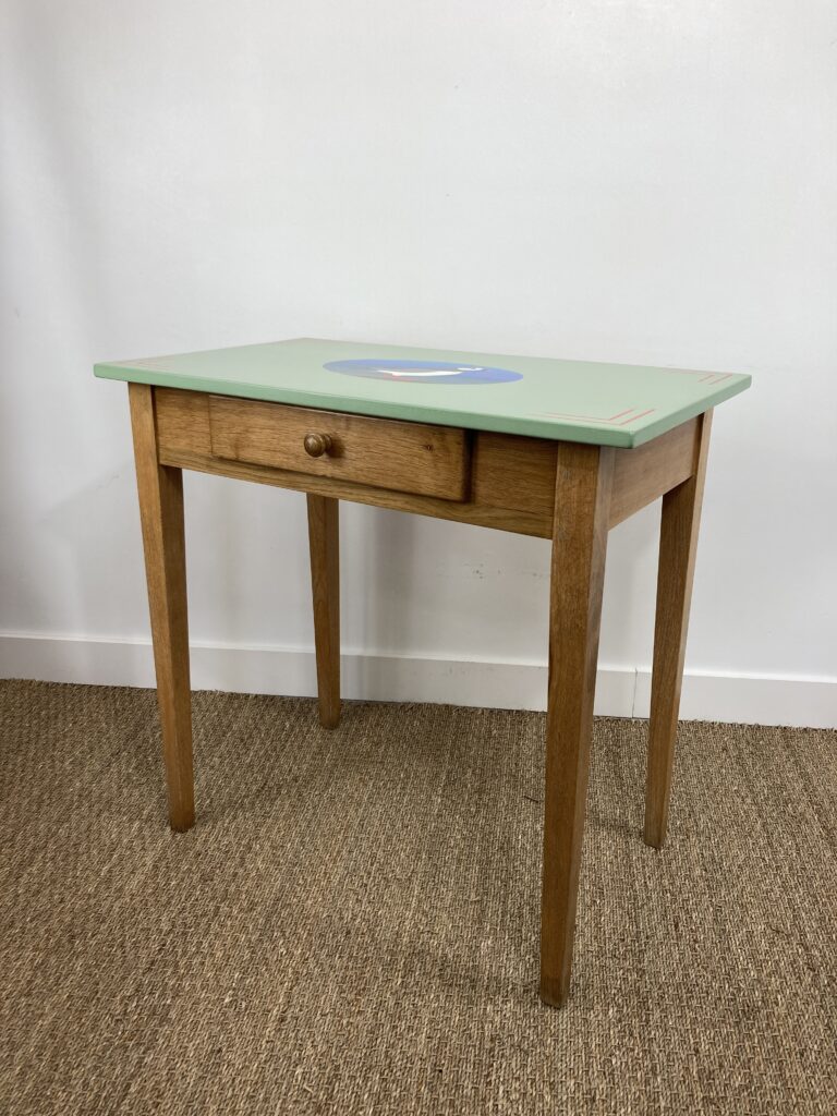 Table d’appoint en chêne restaurée avec plateau vert décoré