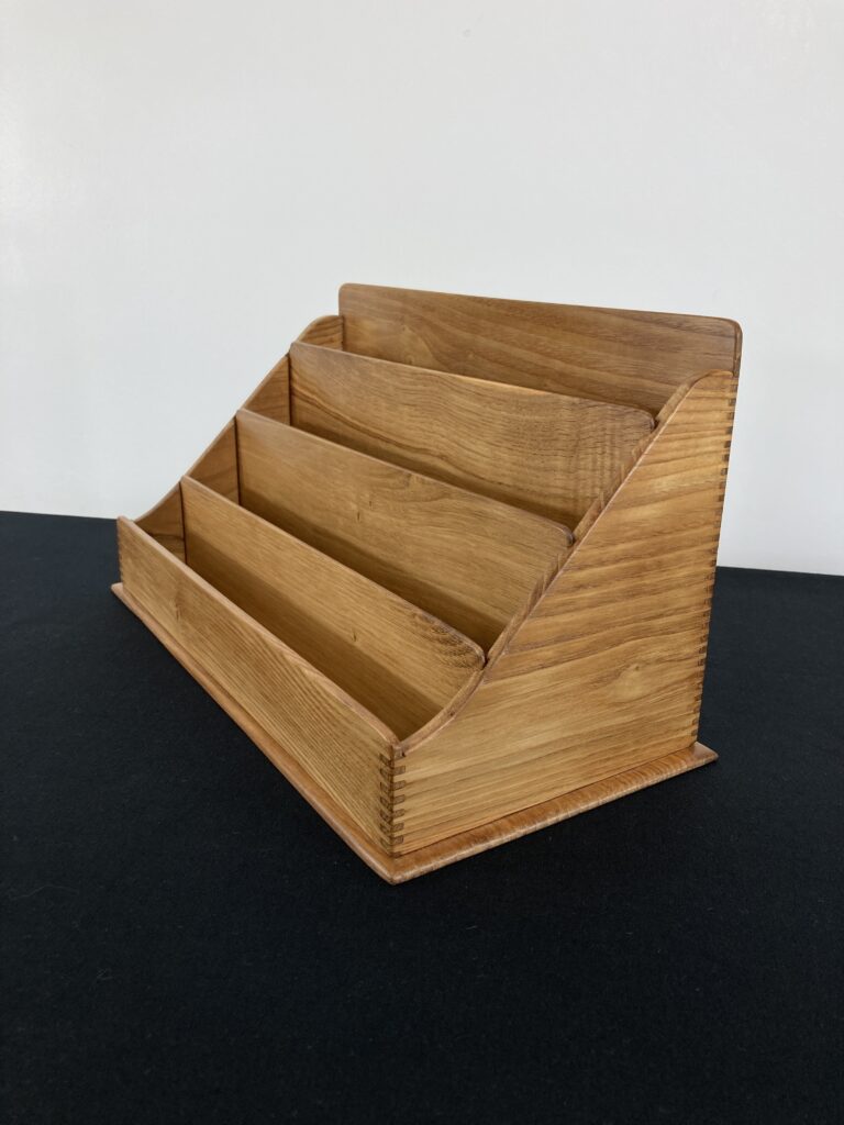 Trieur de bureau ancien avec quatre compartiments, vue de trois quarts