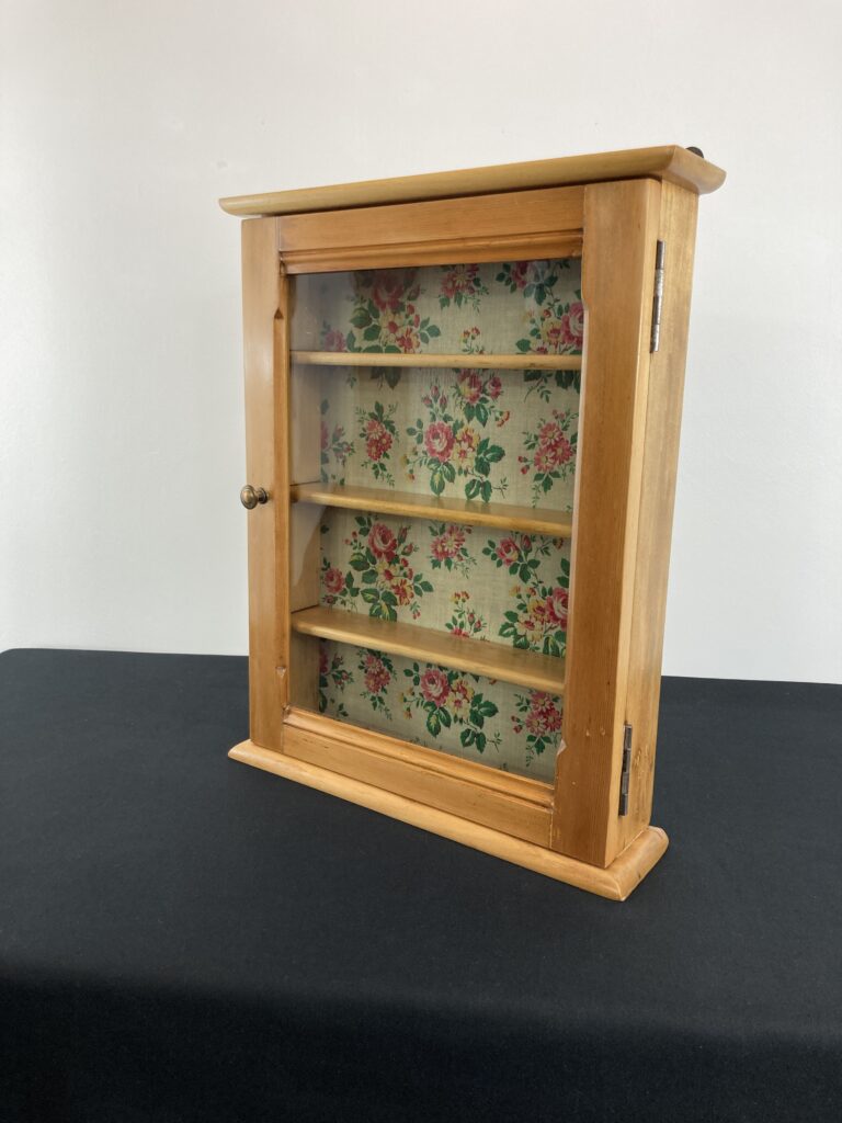 Petite vitrine murale en pin restaurée, vue de trois quarts