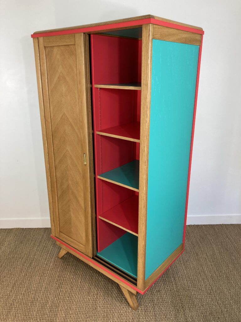Armoire en chêne des années 50 restaurée, porte coulissante ouverte