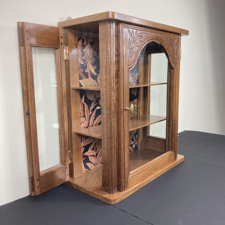 Vitrine murale en chêne avec porte latérale ouverte