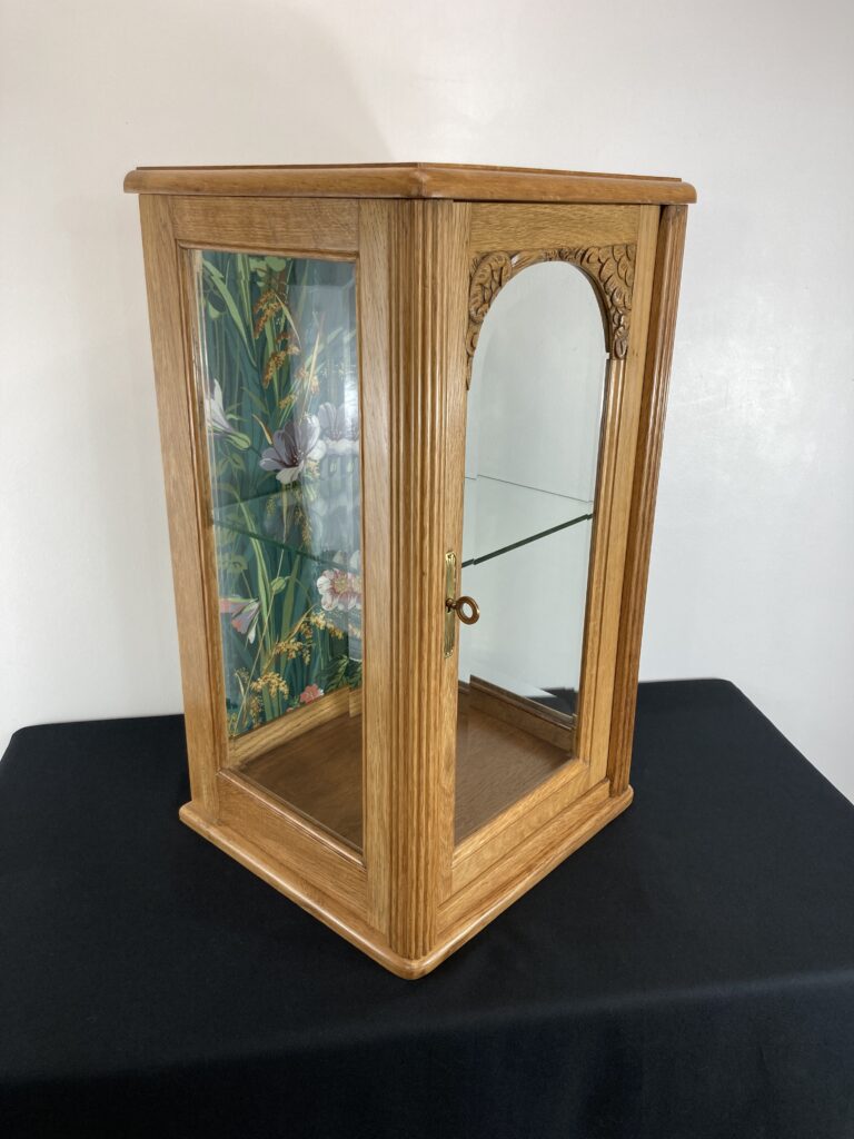 Vitrine en chêne d'inspiration Art déco restaurée, vue de trois quarts opposée