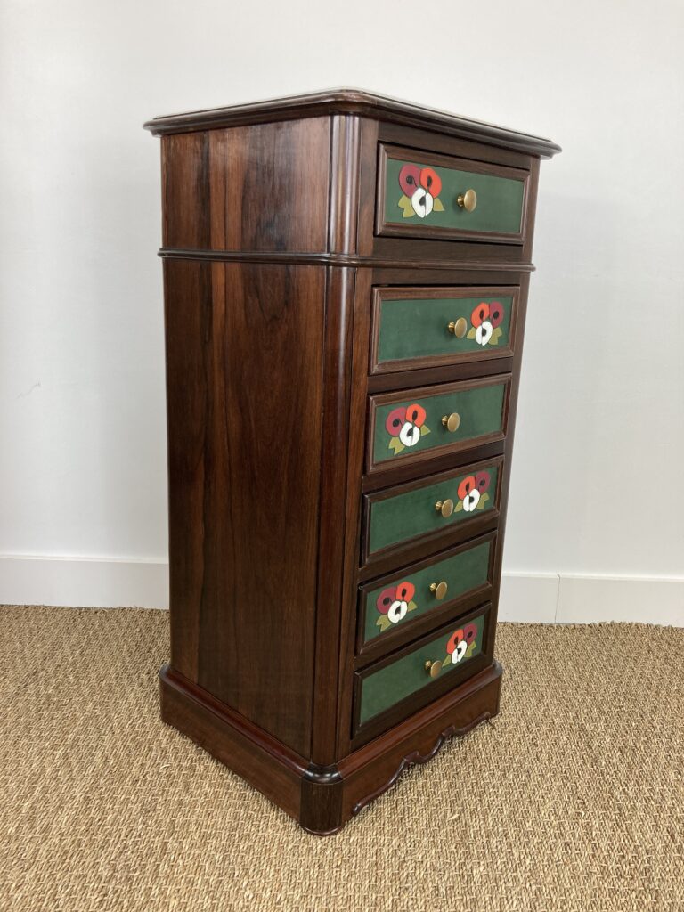 Chiffonnier en palissandre et cuir restauré, vue de trois quarts