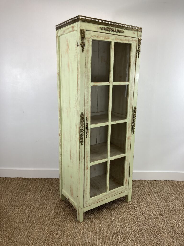 Armoire vitrine ancienne en sapin massif restaurée, vue de trois quarts gauche