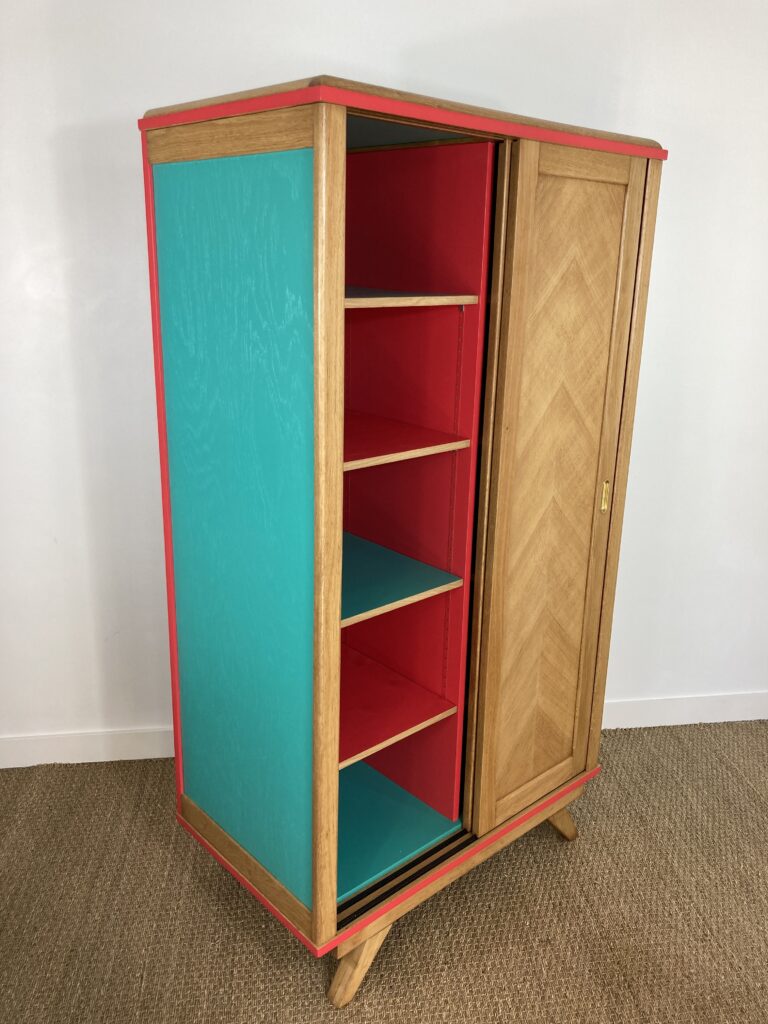 Armoire en chêne restaurée avec porte coulissante ouverte, vue de gauche
