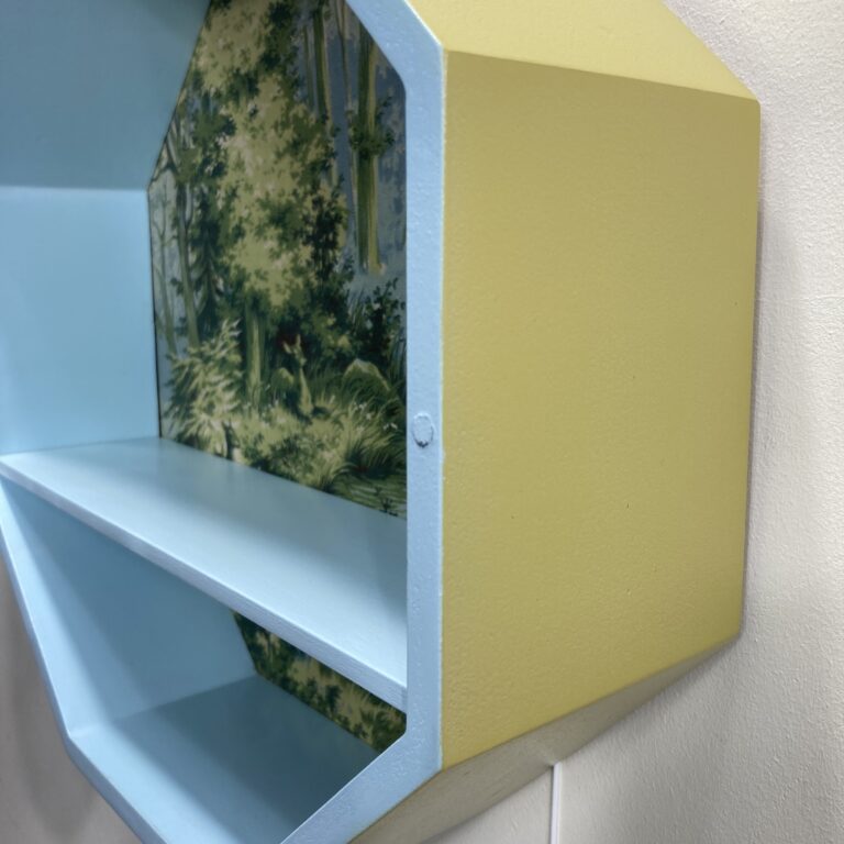 Intérieur bleu de la vitrine œil-de-bœuf avec décor de forêt