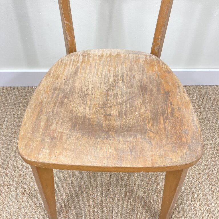Chaise vintage en hêtre avant restauration, détail de l'assise