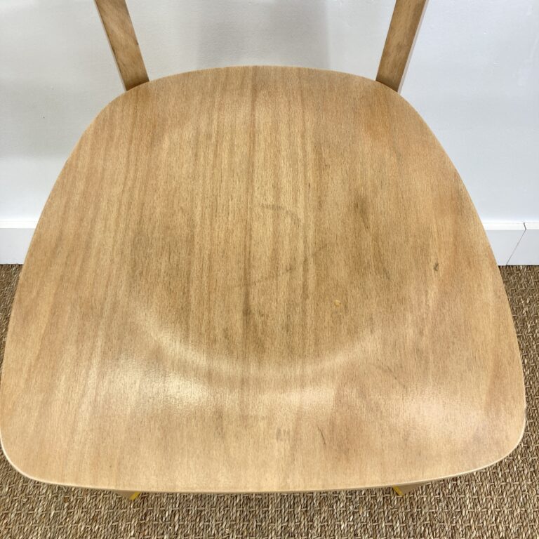 Assise en hêtre de la chaise vintage restaurée