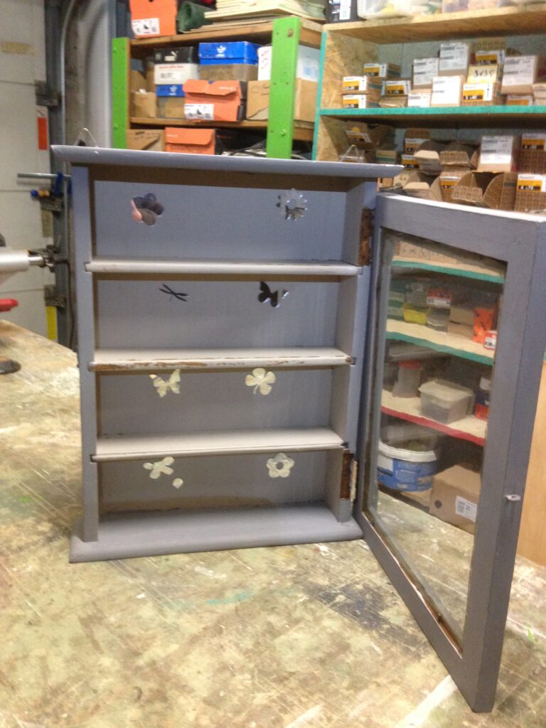 Petite vitrine avant restauration avec porte ouverte