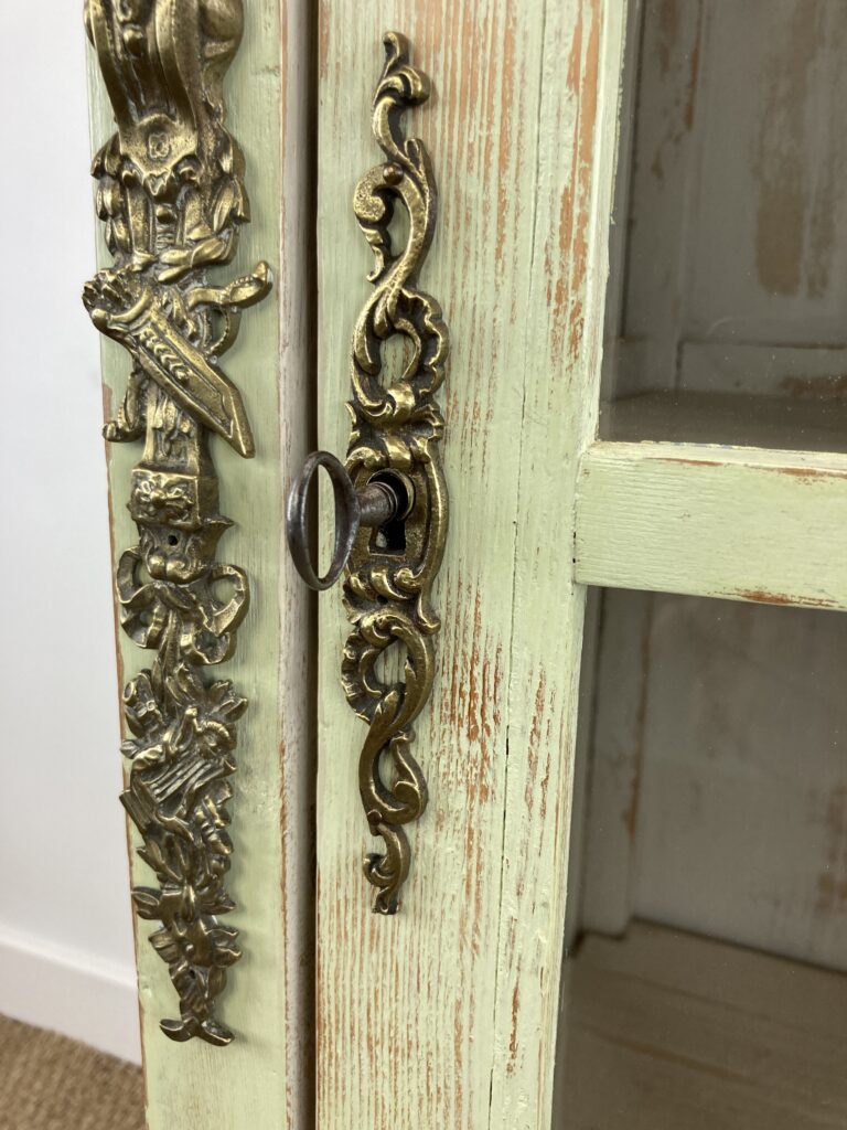 Détail de la serrure, de la clé et des ornements en laiton de l'armoire vitrine