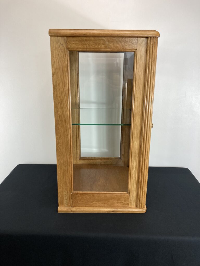 Vue latérale de la vitrine en chêne avec parois vitrées
