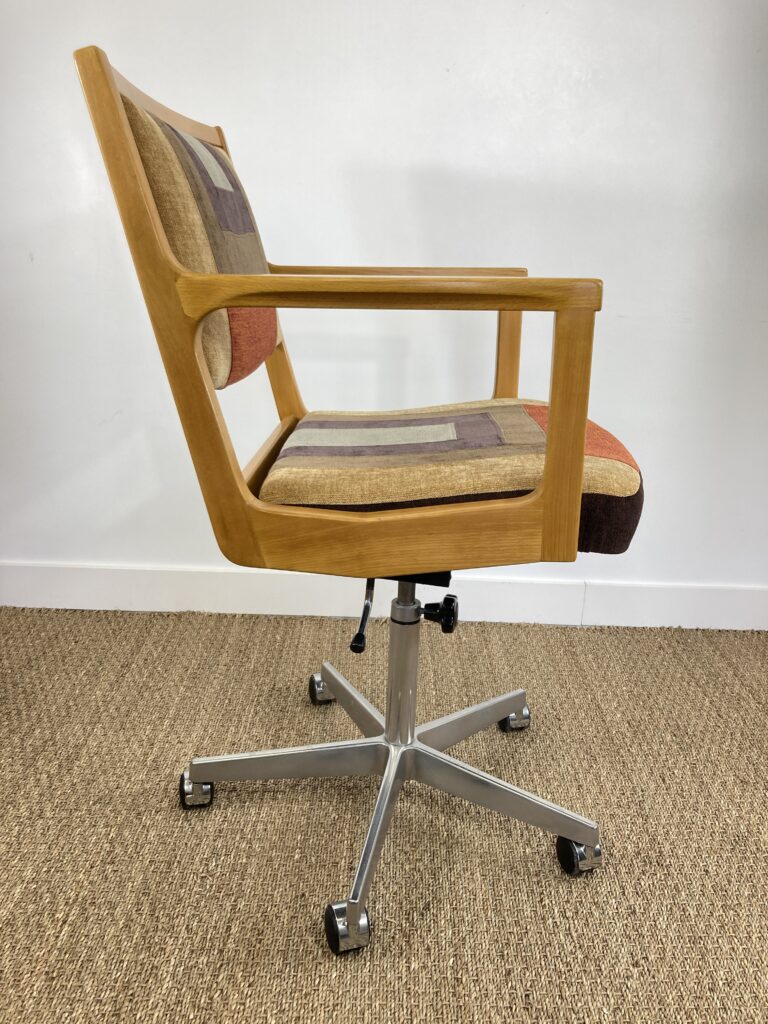 Fauteuil Ring Møbelfabrikk en hêtre, vue de côté