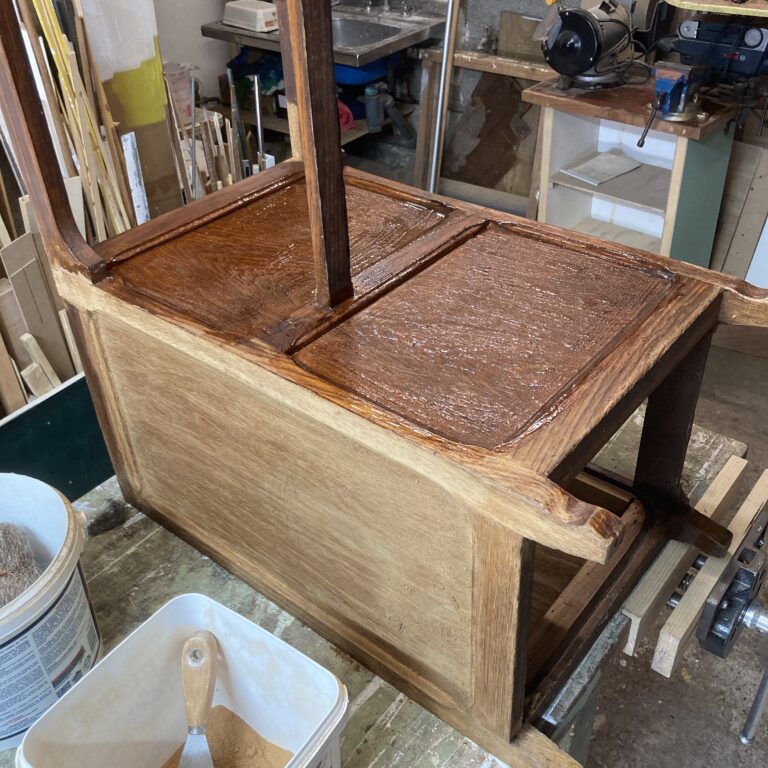 Décapage de la structure en chêne du bureau GM Radia en cours de restauration