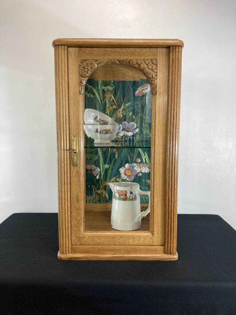 Vitrine en chêne restaurée mise en situation avec décor végétal