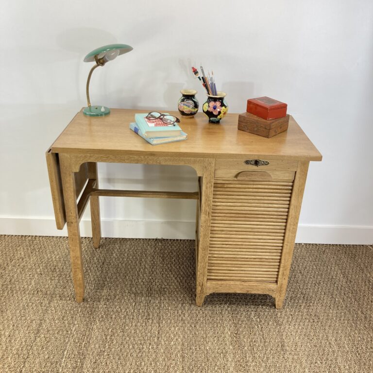 Petit bureau GM Radia en chêne restauré et mis en situation