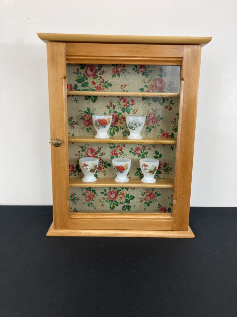 Petite vitrine murale en pin restaurée, vue de trois quarts