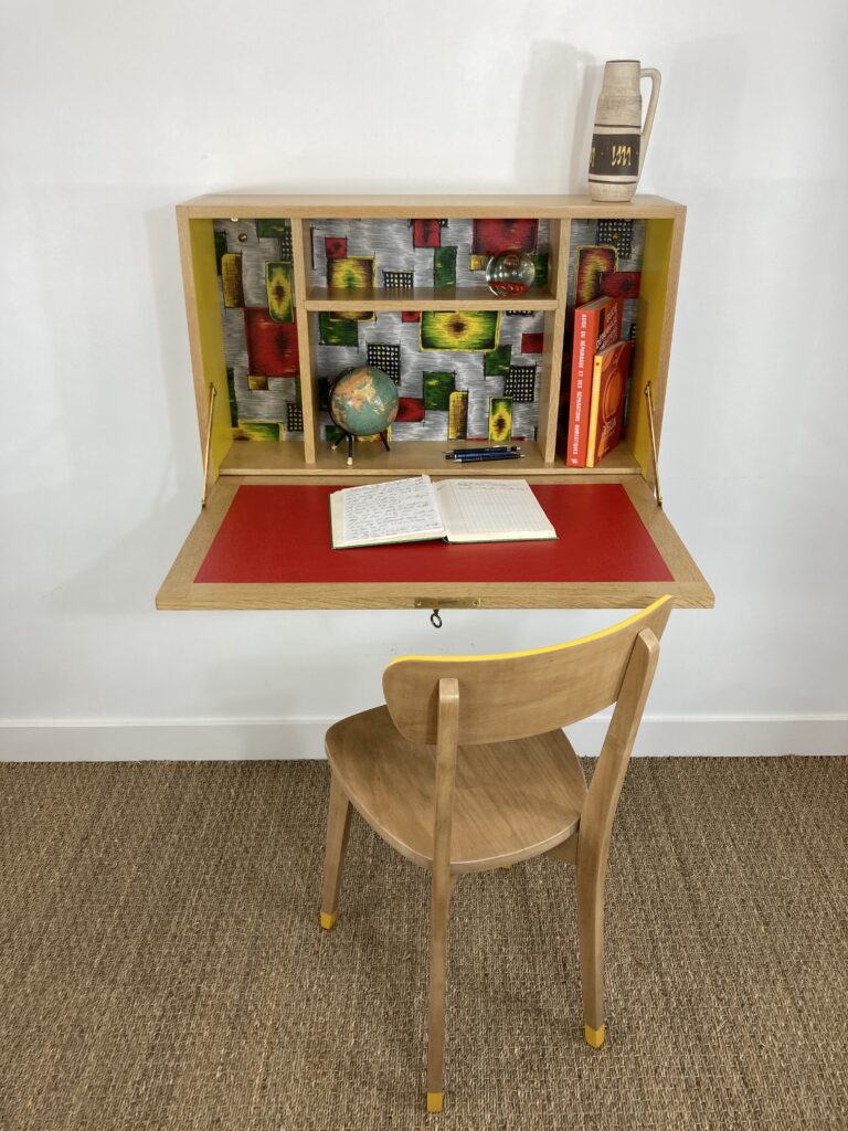 Secrétaire mural en chêne aménagé en espace de travail