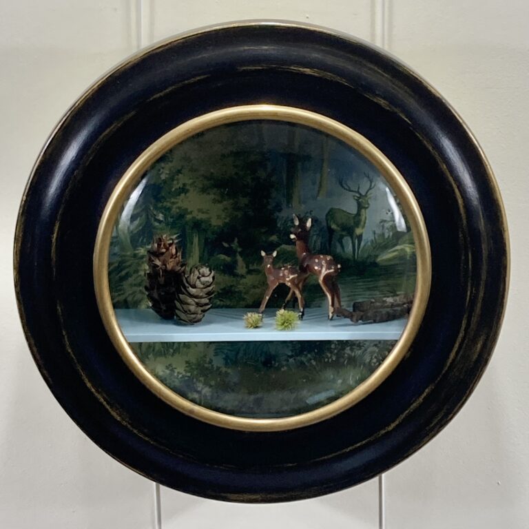Vitrine œil-de-bœuf restaurée avec décor intérieur et objets