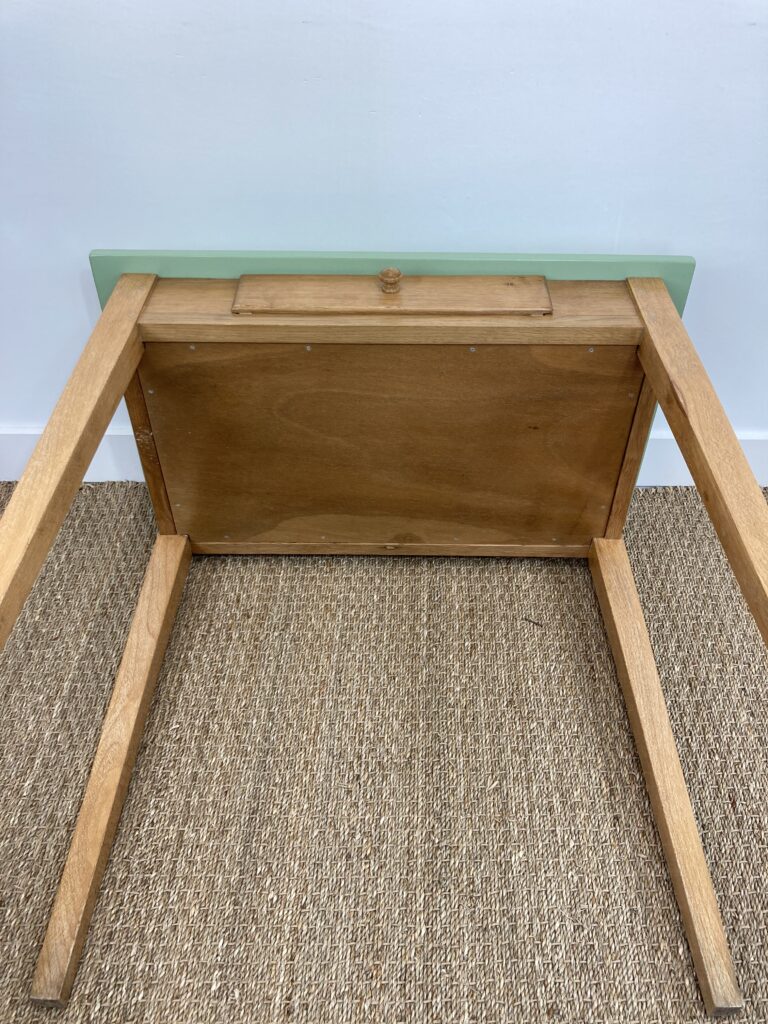 Dessous de la table d’appoint en chêne restaurée