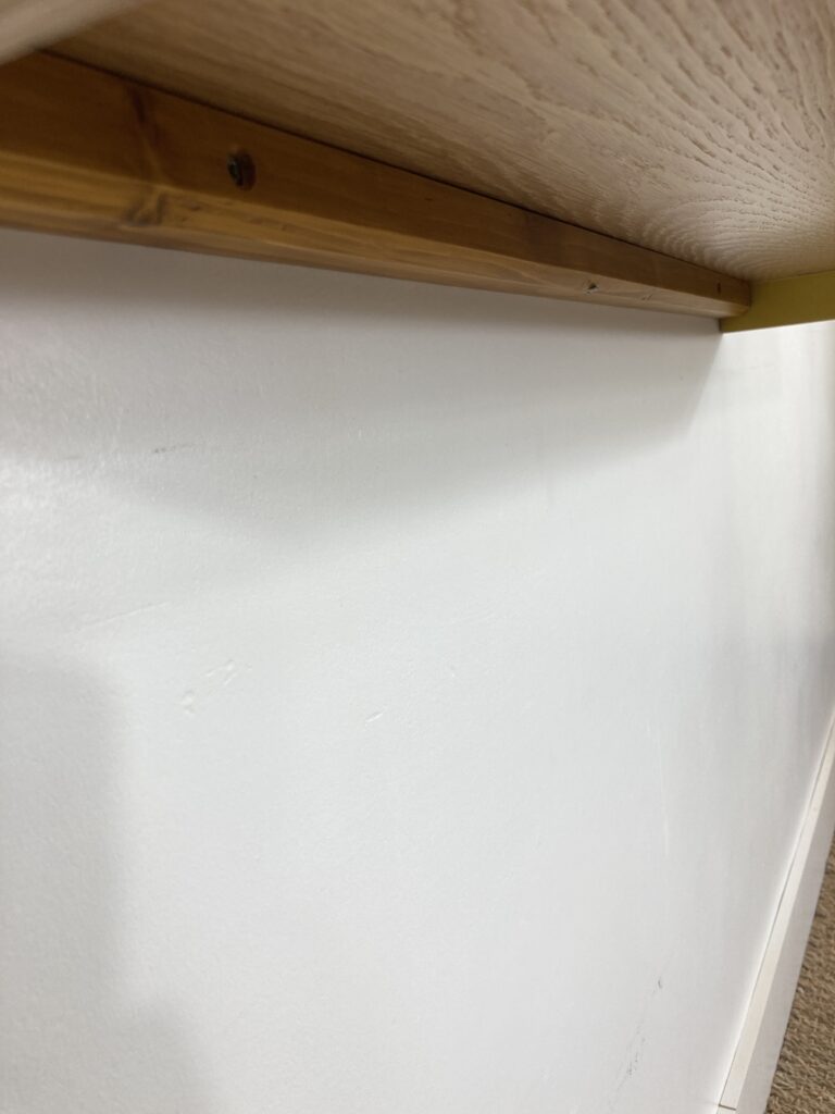 Dessous du secrétaire mural en chêne et système de fixation au mur
