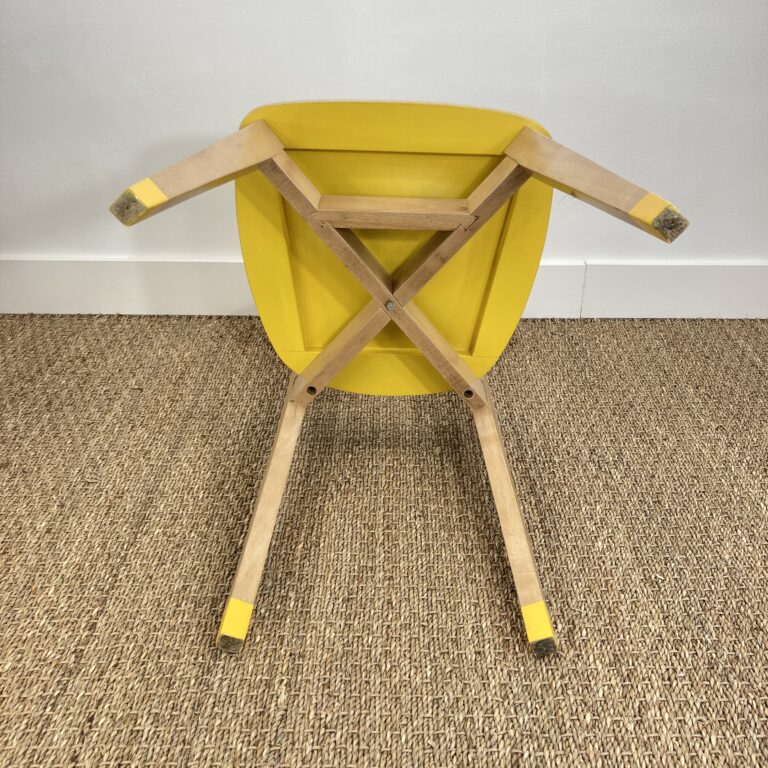 Dessous de la chaise vintage restaurée avec assemblage du piètement