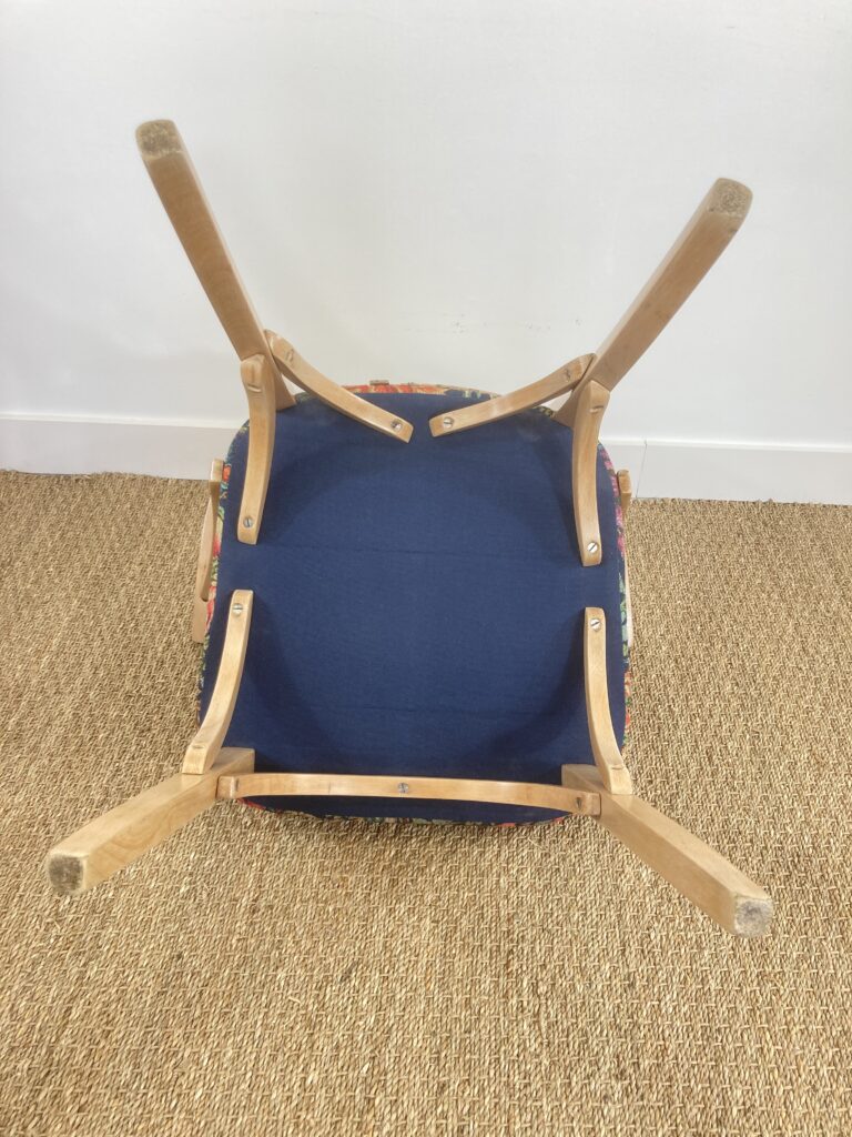 Dessous du fauteuil Stella restauré et structure de l'assise
