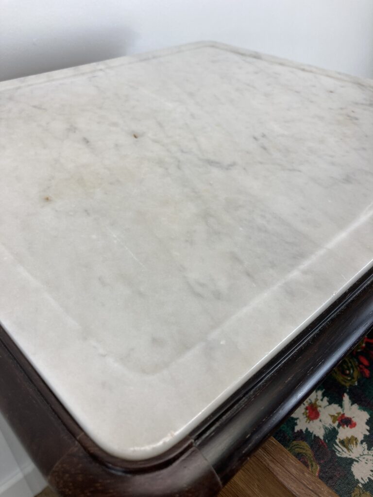 Détail du plateau en marbre blanc du chiffonnier