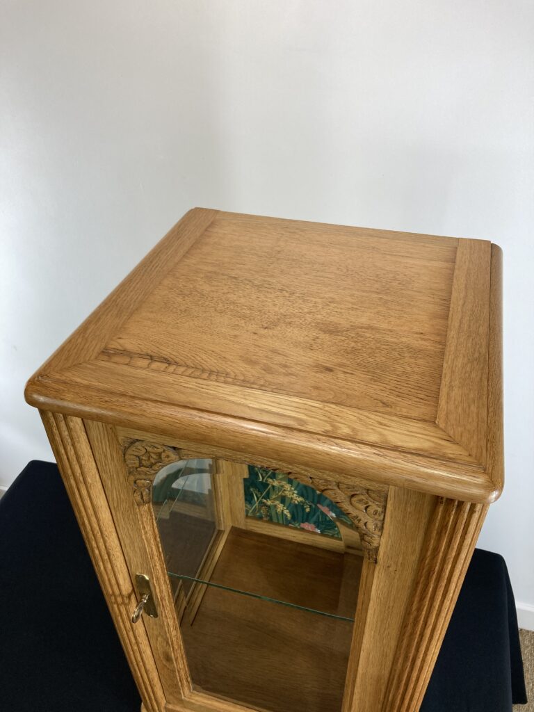 Dessus en chêne de la vitrine restaurée