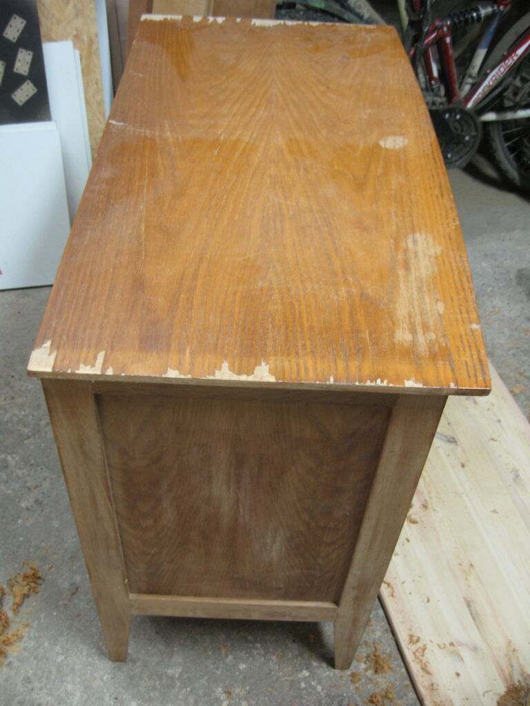 Dessus de la commode en chêne abîmé avant restauration