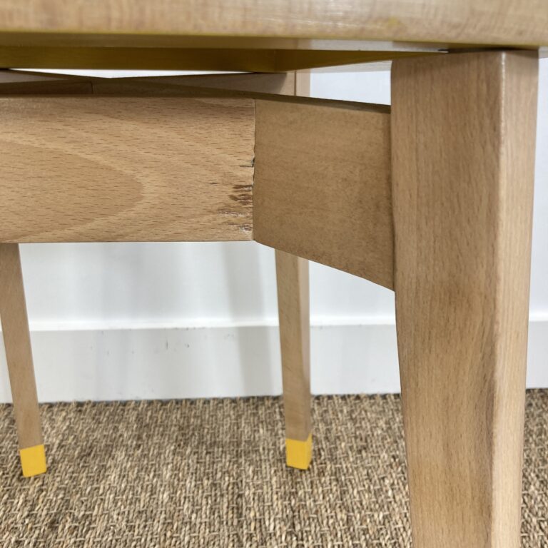 Détail de l'assemblage du piètement de la chaise en hêtre