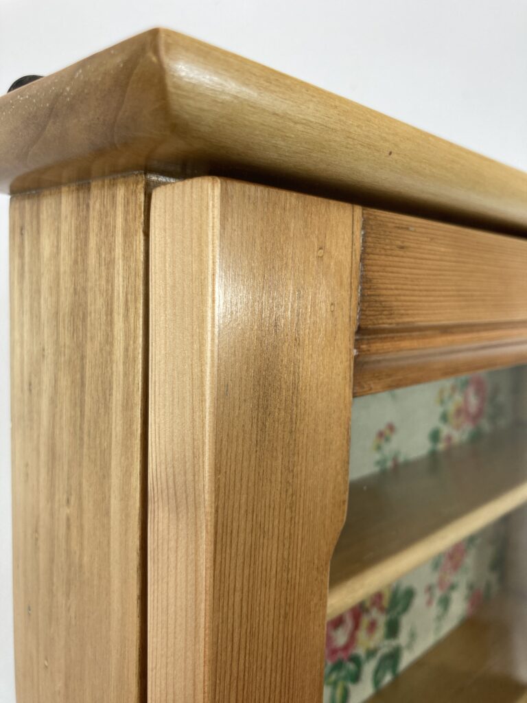 Détail du bois et de la corniche de la vitrine en pin restaurée
