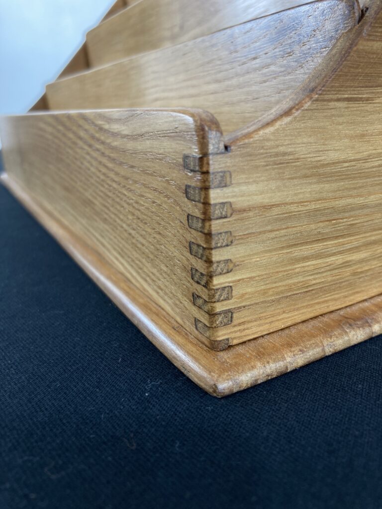 Détail de l'assemblage à queues droites du trieur de bureau ancien
