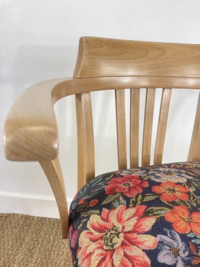 Détail de l'accotoir et du dossier en hêtre du fauteuil Stella