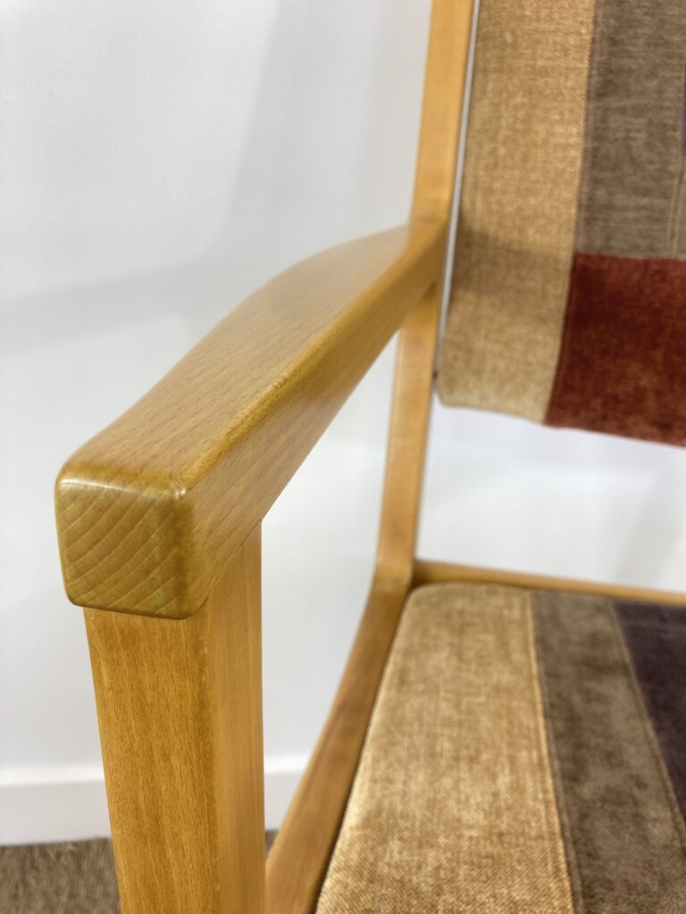 Détail de l'accoudoir en hêtre du fauteuil norvégien