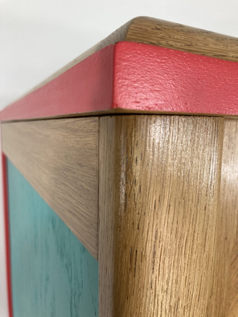 Détail de l'angle supérieur de l'armoire en chêne restaurée