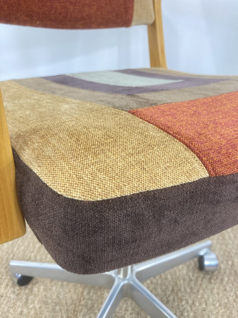 Détail de l'assise en tissu patchwork du fauteuil restauré