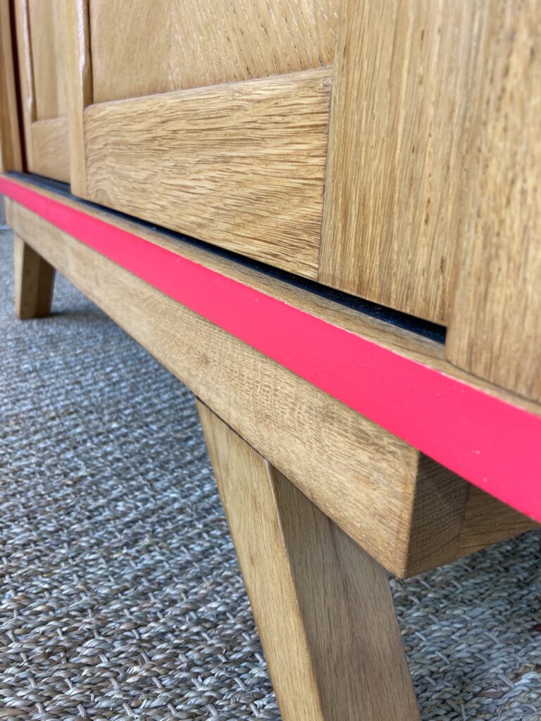 Détail du piètement et du rail des portes coulissantes de l'armoire