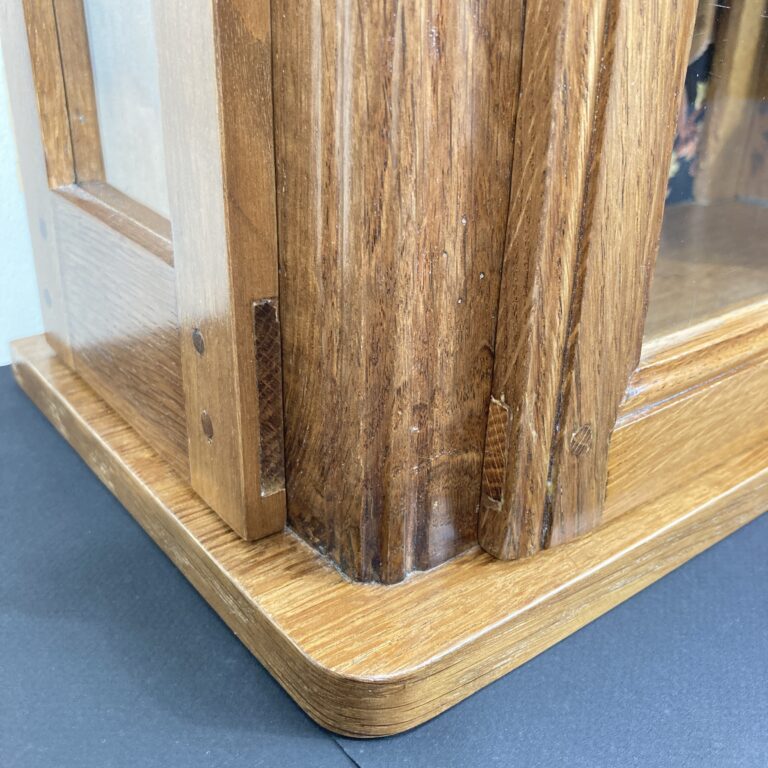 Détail du chêne et des assemblages de la vitrine murale restaurée