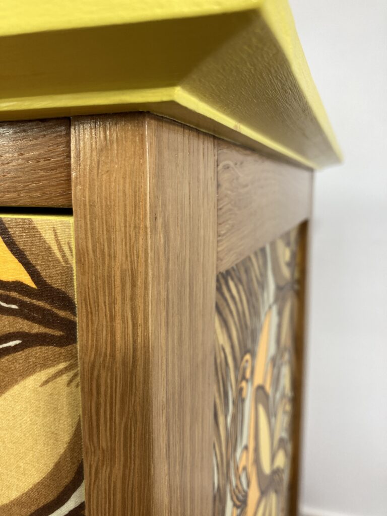 Commode en chêne des années 1950 restaurée avec tissu à motif floral, vue de trois quarts