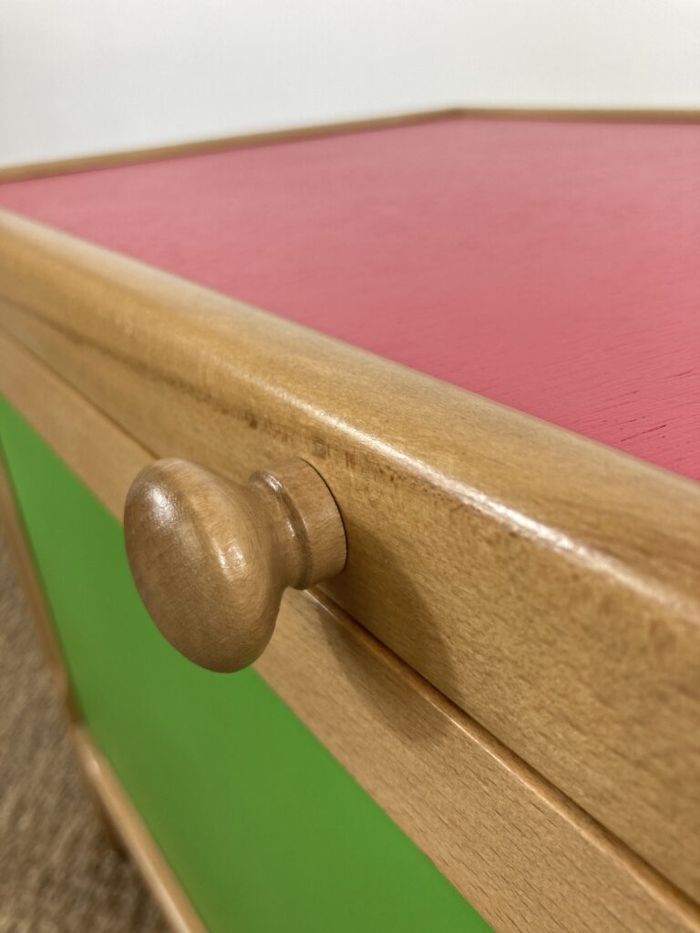 Détail du bouton en bois et des finitions du coffre à jouets