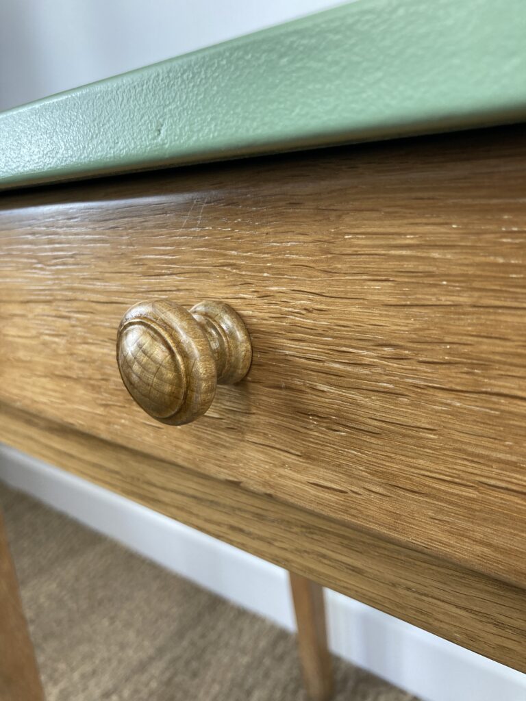 Détail du bouton en bois du tiroir de la table d’appoint en chêne