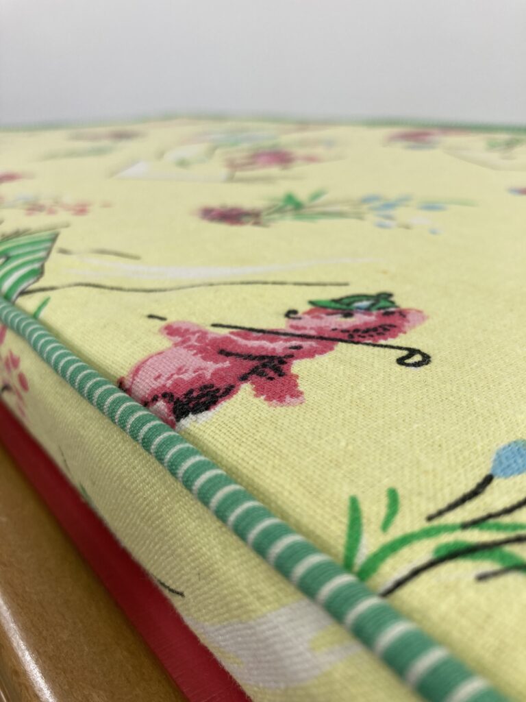 Détail du coussin en tissu vintage du coffre à jouets