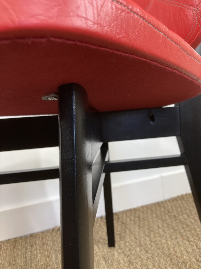 Détail de la fixation de l'assise et de la structure en bois