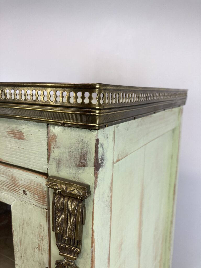 Détail de la galerie ajourée en laiton de l'armoire vitrine ancienne