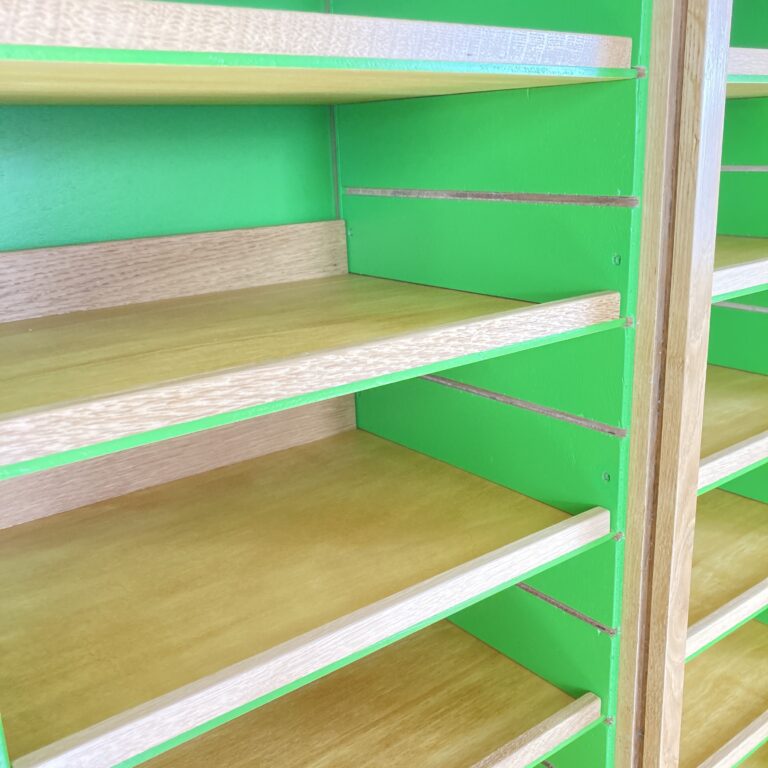 Détail des tablettes et de l’intérieur vert du classeur à rideaux