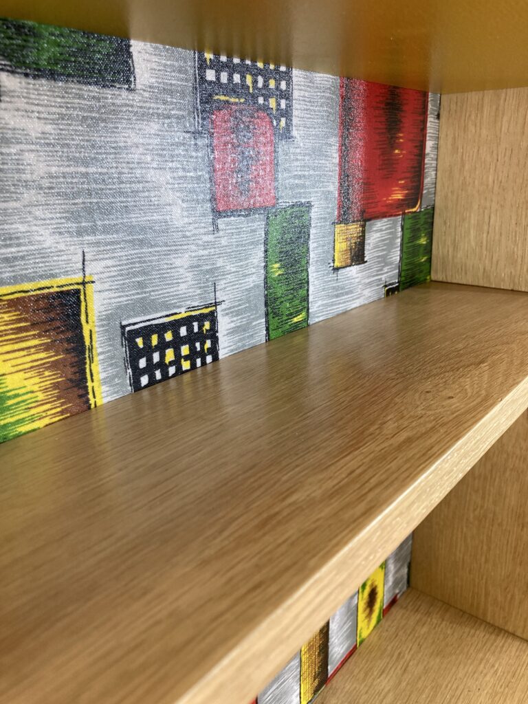 Détail de l'intérieur du secrétaire avec décor graphique coloré
